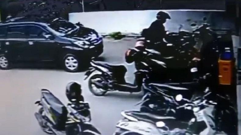 2 Maling Motor Gagal Beraksi di Serang, Terekam CCTV Minimarket