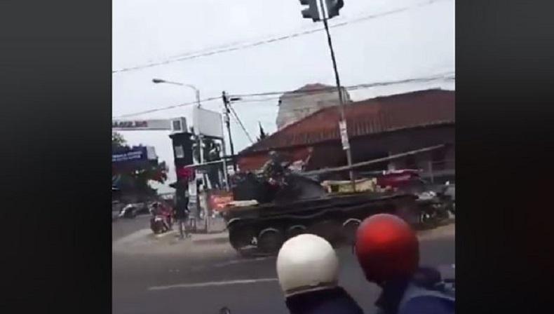 Video Viral Tank TNI Tabrak Motor dan Gerobak di Bandung