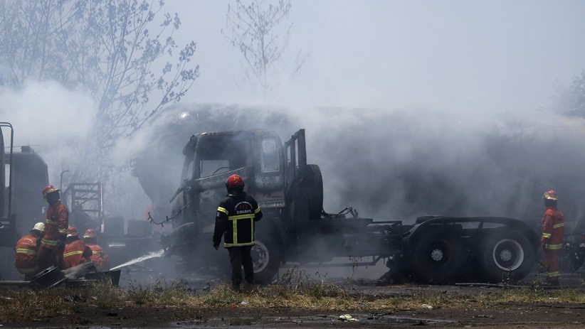 Lima Truk Tangki Hangus di Surabaya, Diduga Berawal dari Kebakaran Alang-Alang - Bagian 3