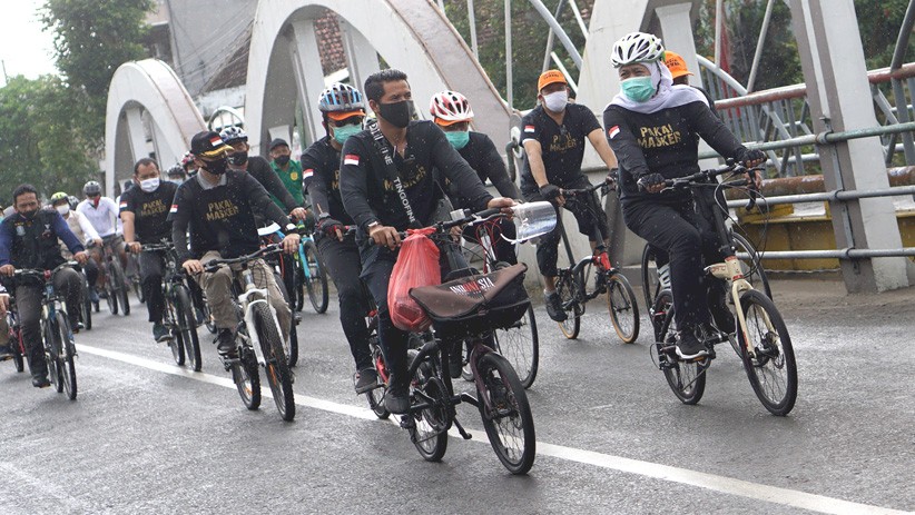 Gubernur Khofifah Gowes Bareng Penyintas Covid-19 - Bagian 1