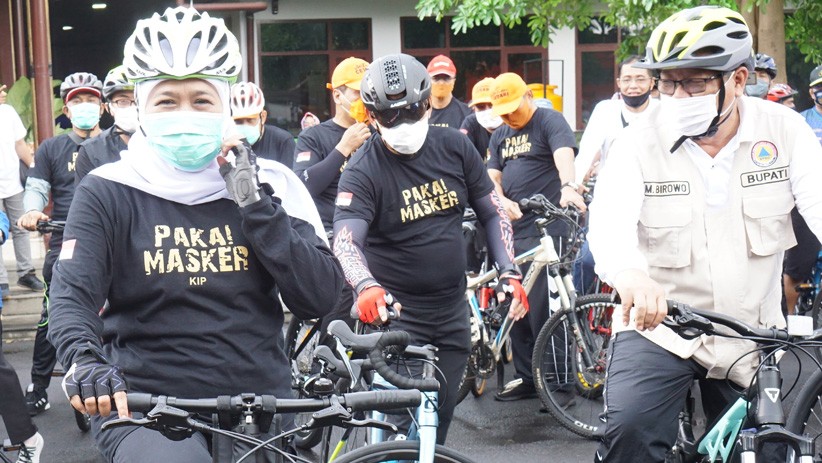 Gubernur Khofifah Gowes Bareng Penyintas Covid-19 - Bagian 2
