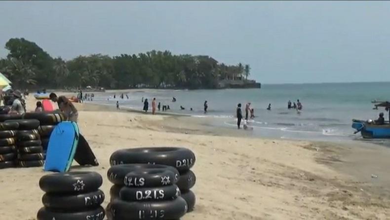 Jelang PSBB Banten, Objek Wisata Pantai Tetap Ramai Pengunjung