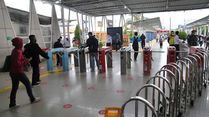 Hari Pertama PSBB Total di Jakarta, Stasiun Bogor Tampak Lengang - Bagian 1