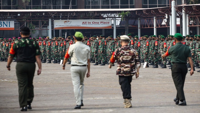 Kodam Jaya Terjunkan Prajurit TNI Bantu Penegakan Protokol Kesehatan Covid-19 - Bagian 2