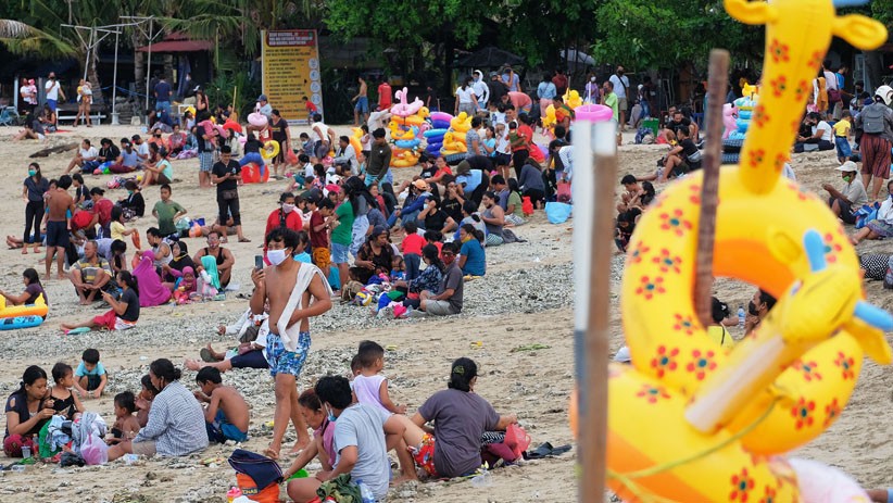 Libur Hari Raya Galungan, Wisatawan Padati Pantai Sanur Bali di Tengah Pandemi - Bagian 2