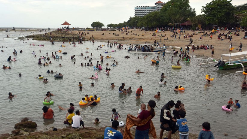 Libur Hari Raya Galungan, Wisatawan Padati Pantai Sanur Bali di Tengah Pandemi - Bagian 1