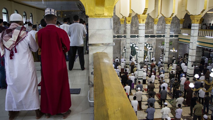 Warga Jakarta Jalani Salat Jumat di Masa PSBB dengan Protokol Kesehatan - Bagian 3