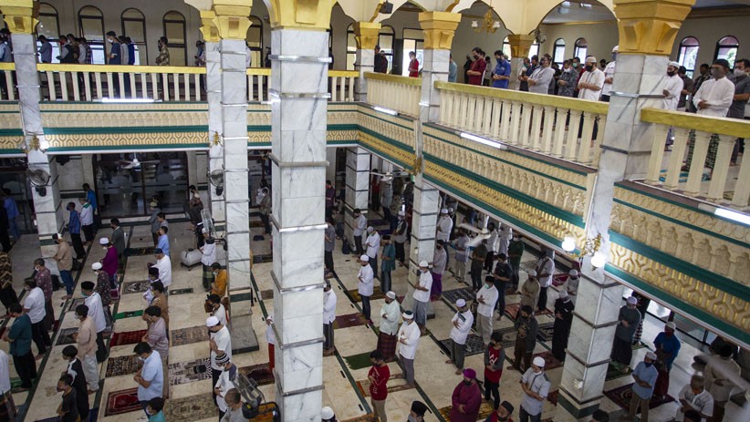 Warga Jakarta Jalani Salat Jumat di Masa PSBB dengan Protokol Kesehatan - Bagian 2