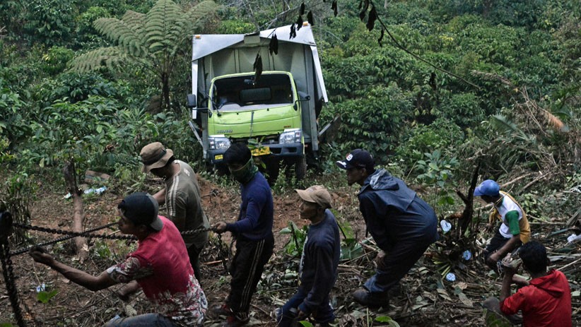 Kecelakaan di Cihurip Garut, Truk Boks Masuk ke Jurang - Bagian 1