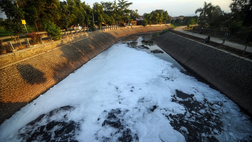 Sungai Cipamokolan Tercemar Limbah, Air Berwarna Hitam dan Bau - Bagian 2