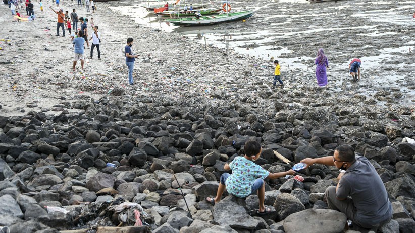 THP Kenjeran Ditutup, Pantai Ini Jadi Lokasi Wisata Alternatif Warga Surabaya - Bagian 2