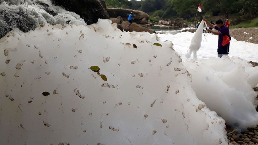 Wisata Curug Parigi Bekasi Tercemar Limbah, Air Berbusa dan Bau - Bagian 2