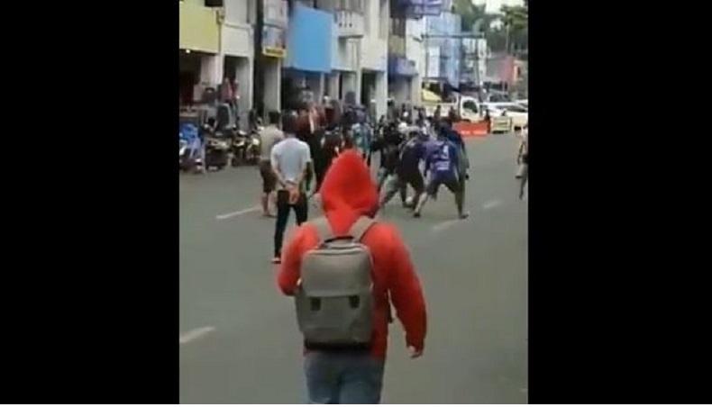 Ruas Jalan Ditutup, Warga Bandung Malah Makan Bersama dan Main Sepak Bola