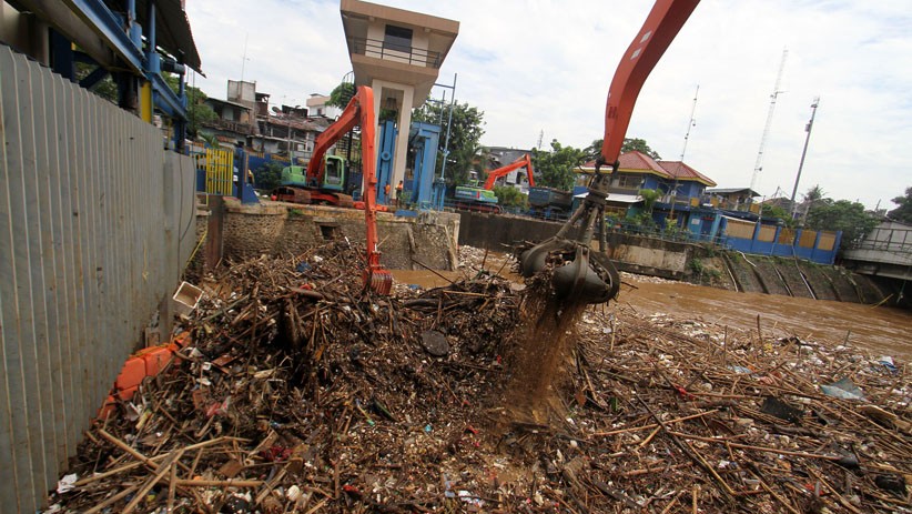 Debit Air Sungai Ciliwung Tinggi, Sampah Menumpuk di Pintu Air Manggarai - Bagian 1