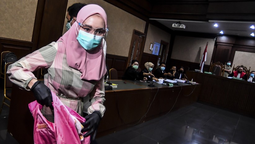 Jalani Sidang Perdana, Jaksa Pinangki Pakai Kerudung Pink - Bagian 1