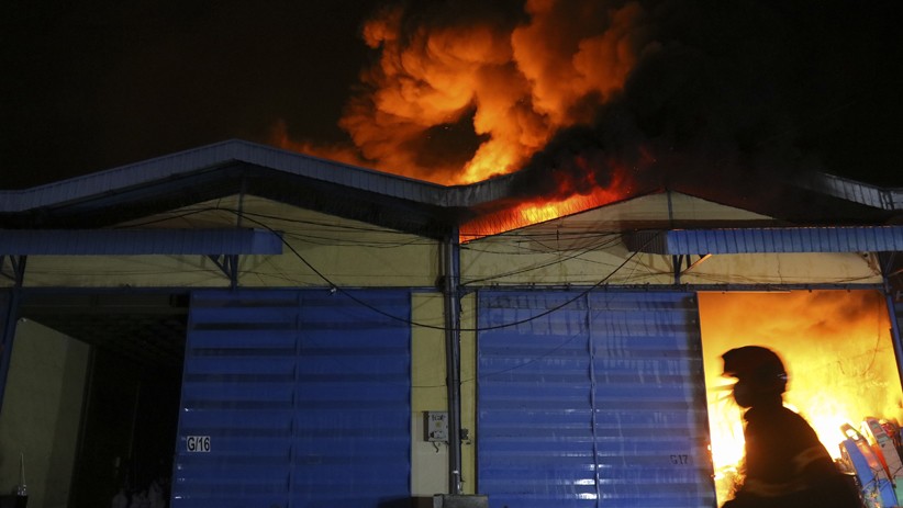 3 Gudang Perabot Rumah Tangga di Margomulyo Jaya Surabaya Terbakar - Bagian 2