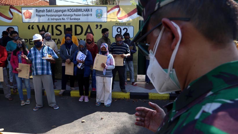 Penyintas Covid-19 Ikuti Wisuda di Rumah Sakit Lapangan Surabaya - Bagian 2