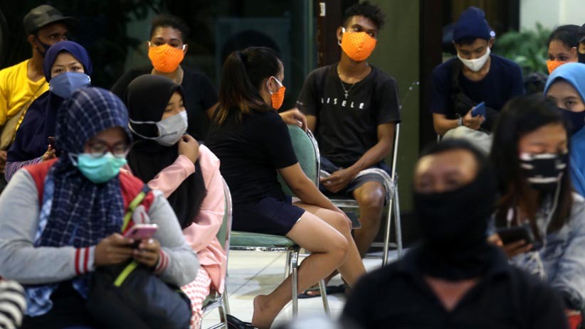 Terjaring Razia, Ratusan Warga Surabaya Jalani Swab Test Covid-19 Massal - Bagian 5