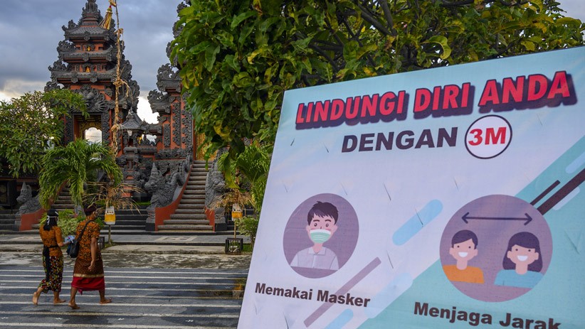 Umat Hindu Gelar Upacara Hari Raya Kuningan dengan Protokol Kesehatan - Bagian 3