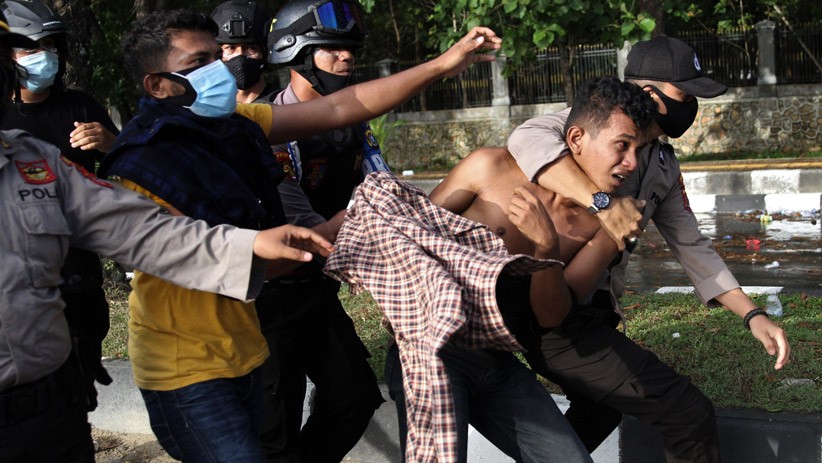 Aksi Setahun Mahasiswa Kendari Tewas Berakhir Bentrok dengan Polisi - Bagian 2