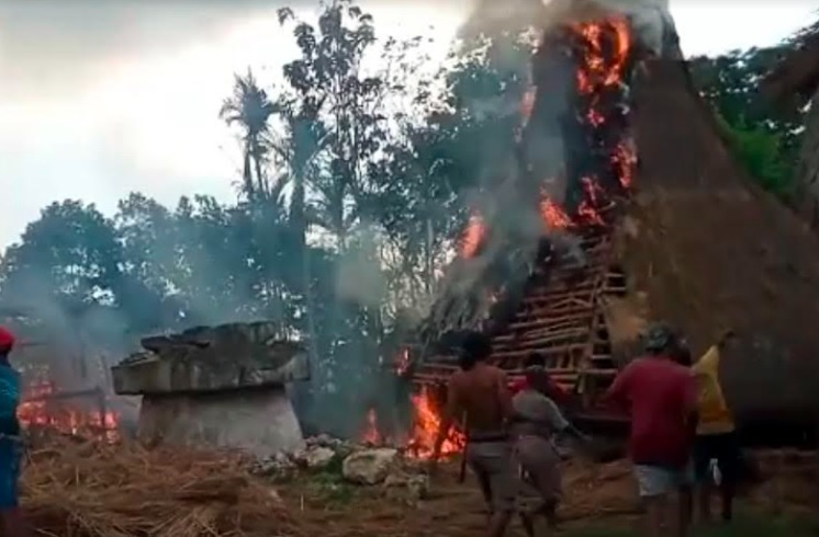 Kampung Adat Umbu Koba Sumba Barat Daya Terbakar, 1 Orang Tewas