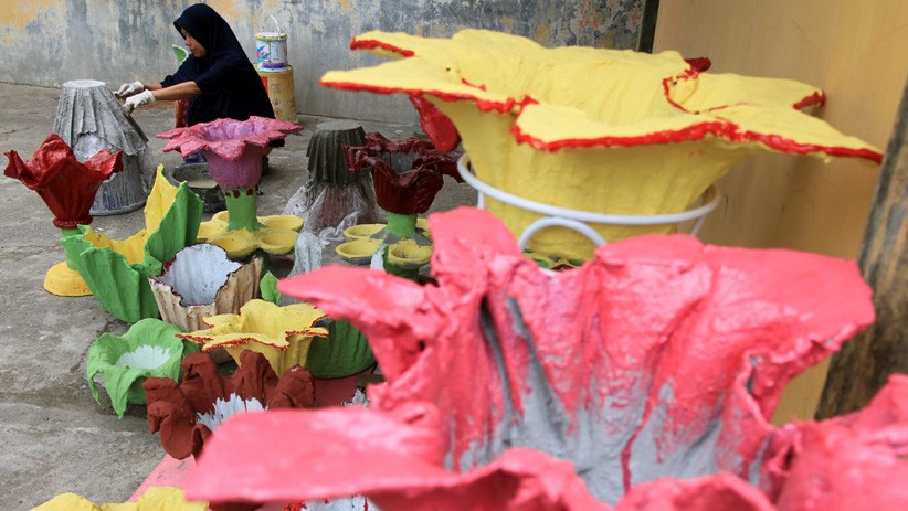 Kreatif, Perajin Ini Buat Vas Bunga dari Limbah Kain Bekas - Bagian 1