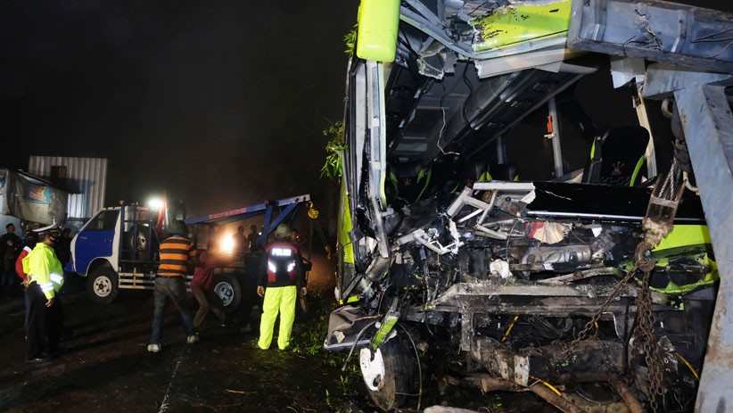 Bus Pariwisata Tabrak Mobil dan Motor di Wonosobo, 4 Orang Tewas - Bagian 1