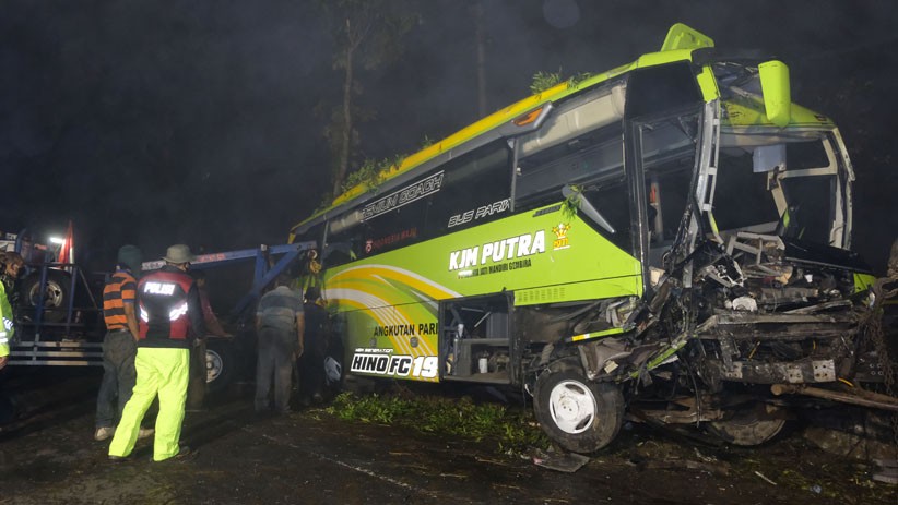 Bus Pariwisata Tabrak Mobil dan Motor di Wonosobo, 4 Orang Tewas - Bagian 2