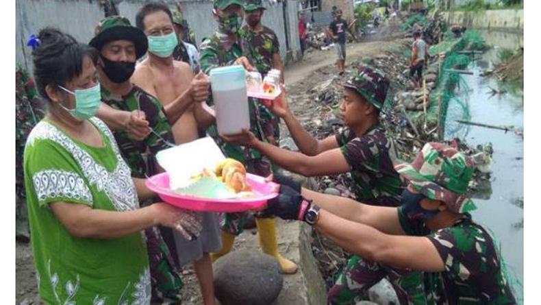 Dukung TMMD, Emak-Emak di Medan Bawa Makanan dan Minuman ke Anggota TNI