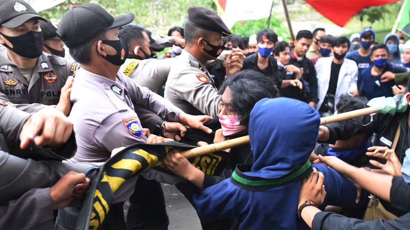  Polisi Bubarkan Paksa Unjuk Rasa HUT Banten yang Anarkistis - Bagian 1