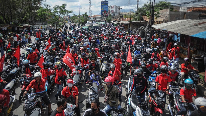 Tolak UU Cipta Kerja, Ratusan Buruh Blokir Jalan Nasional Bandung-Garut - Bagian 1