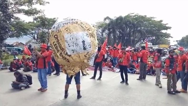 Demo Tolak UU Cipta Kerja, Seribuan Buruh Sumedang Blokade Jalan hingga Macet 4 Km