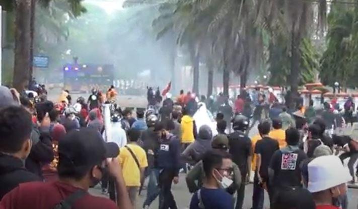 Demo Tolak UU Cipta Kerja di Kendari Rusuh, Massa Rusak Gedung DPRD