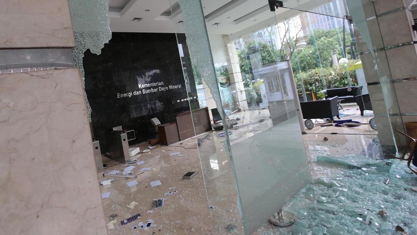 Gedung Kementerian ESDM Dirusak Massa, Kaca Pecah Berhamburan - Bagian 2