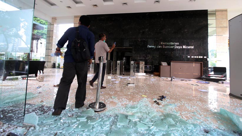 Gedung Kementerian ESDM Dirusak Massa, Kaca Pecah Berhamburan - Bagian 1