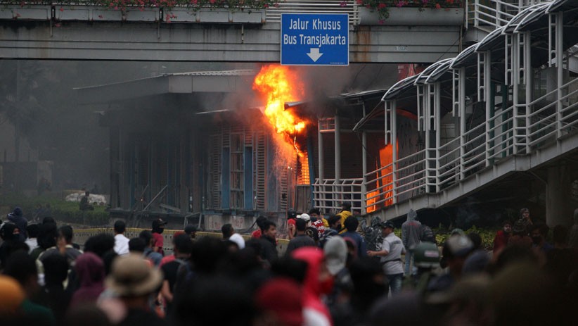 Penampakan Halte Transjakarta Sarinah Ludes Dibakar Massa - Bagian 3