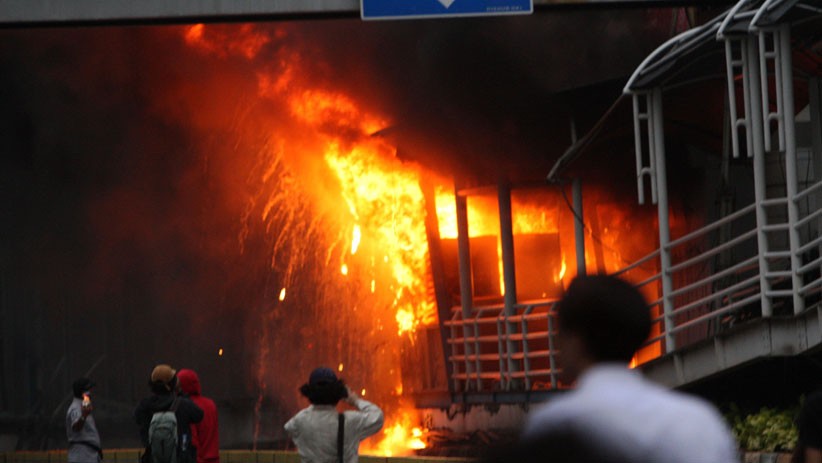 Penampakan Halte Transjakarta Sarinah Ludes Dibakar Massa - Bagian 4