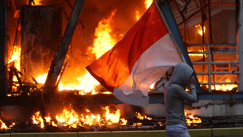 Penampakan Halte Transjakarta Sarinah Ludes Dibakar Massa - Bagian 5