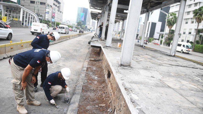 Bareskrim Polri Olah TKP Halte Transjakarta Bundaran HI yang Dibakar Massa - Bagian 1