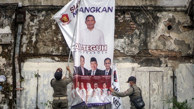 Satpol PP Copot Alat Peraga Kampanye Pilkada Solo - Bagian 1