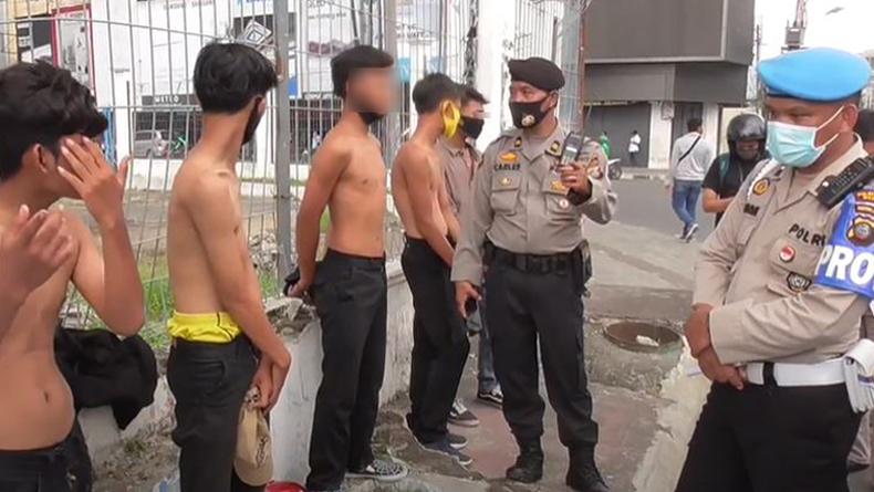 Polisi Sweeping Pelajar di Sekitar Kantor DPRD Sumut, Puluhan Diamankan