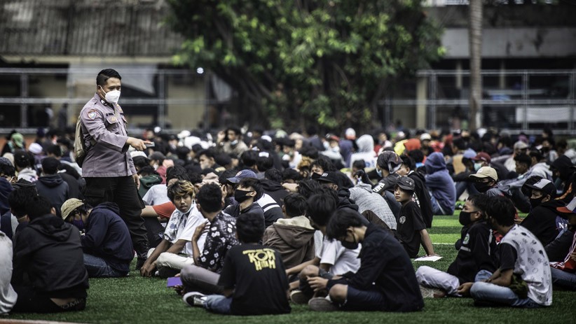 Polda Metro Jaya Pulangkan Ratusan Peserta Aksi Tolak Omnibus Law - Bagian 1