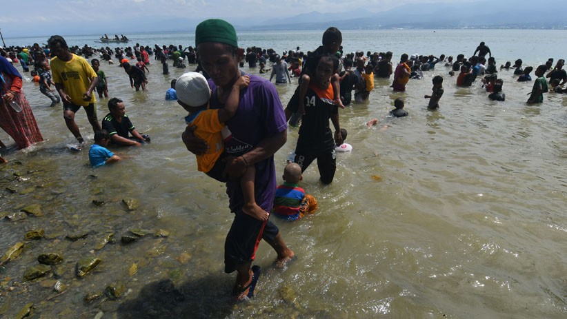 Warga Palu Ritual Mandi Safar di Pantai Tumbeleka - Bagian 1