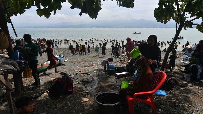 Warga Palu Ritual Mandi Safar di Pantai Tumbeleka - Bagian 2