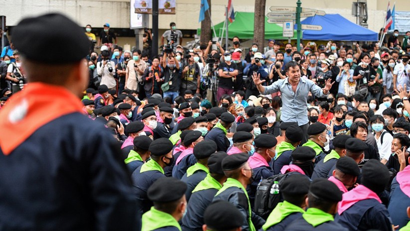Thailand Umumkan Status Darurat, Aktivis Pro-demokrasi Ditangkap Polisi - Bagian 2