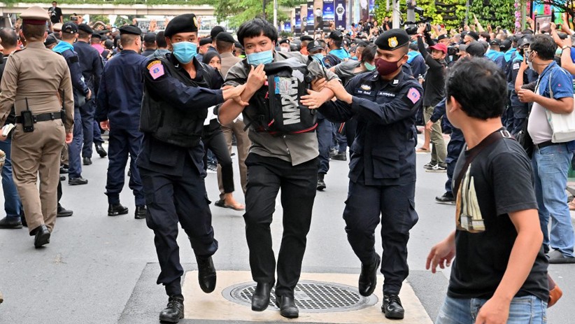 Thailand Umumkan Status Darurat, Aktivis Pro-demokrasi Ditangkap Polisi - Bagian 3