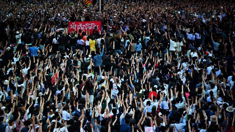 Thailand Umumkan Status Darurat, Aktivis Pro-demokrasi Ditangkap Polisi - Bagian 5