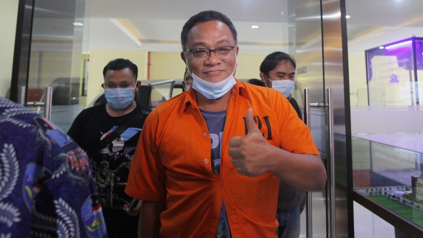 Petinggi KAMI Jumhur Hidayat Pakai Baju Tahanan Diperiksa Bareskrim Polri - Bagian 2