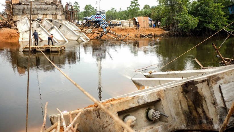 Jembatan Penghubung Kota Pangkal Pinang dan Bangka Senilai Rp25 M Ambruk - Bagian 1