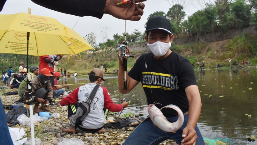Memancing Ikan Jadi Hiburan saat Pandemi Covid-19 - Bagian 1